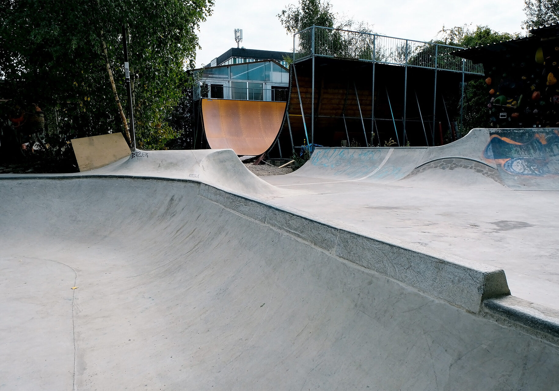 2er-skatepark-hannover-neugestaltung-quarterpipe-yamato_living_ramps-DIY-support-granit-slappy-coping